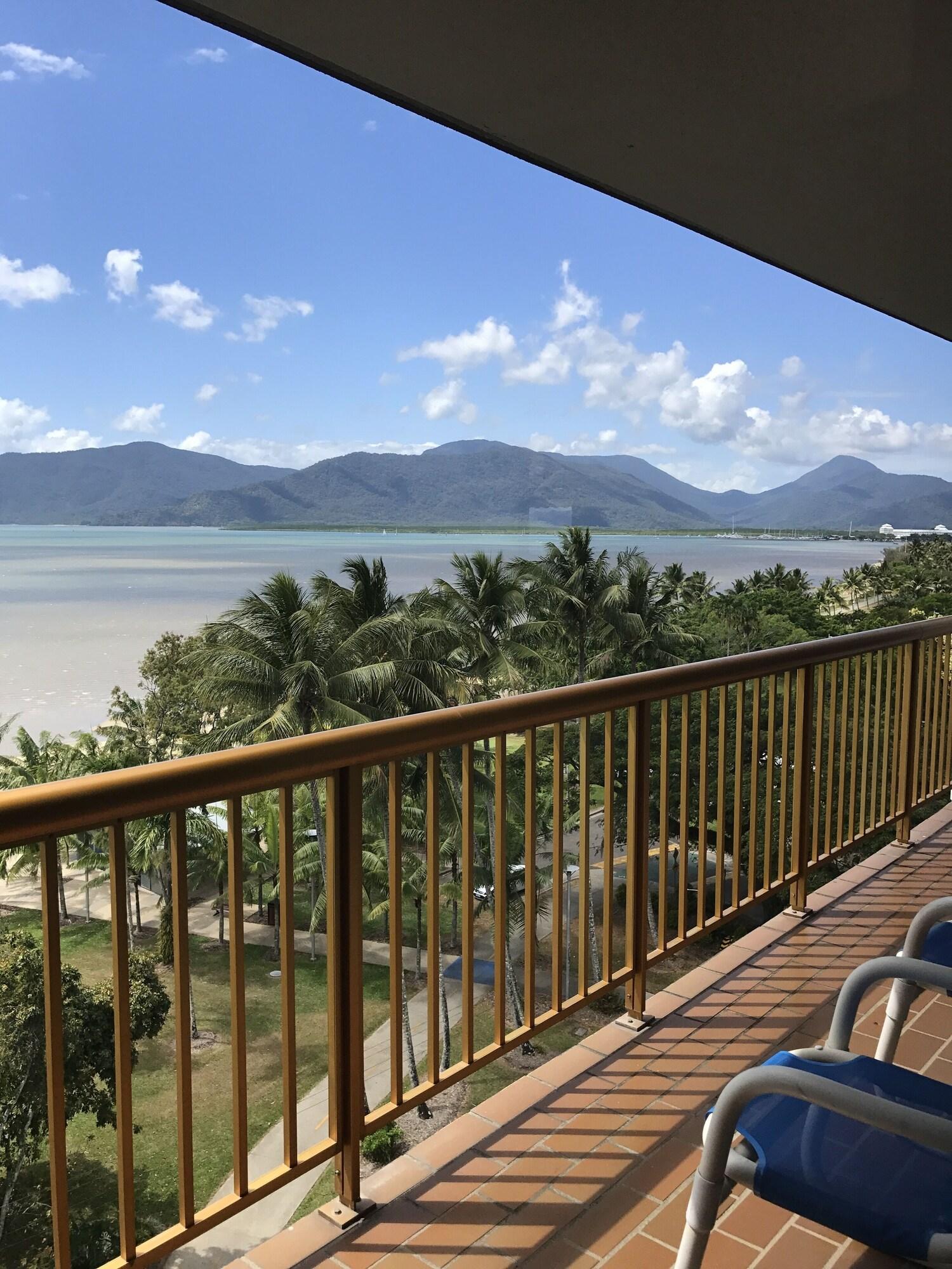 Coral Towers Holiday Suites Кэрнс Экстерьер фото